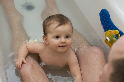 Baby und Papa in der Badewanne