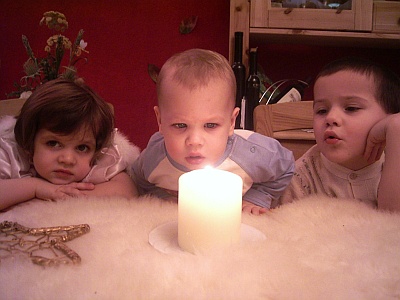Kinder mit Kerze